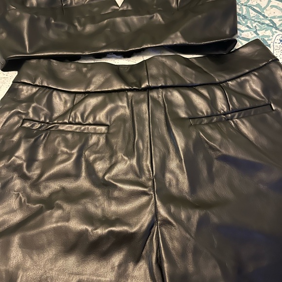 House of Harlow 1960 Faux Leather Halter with high waisted Shorts .Zip up back - Picture 8 of 9